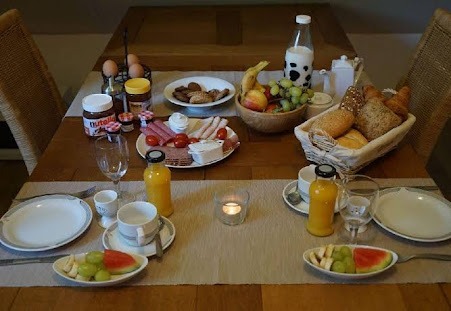 Gedekte ontbijttafel bij De Loteling